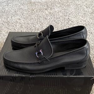 Mens Ferragamo Grandiosso Pebbled Leather Driving Shoe With Dble Gancio Ornament